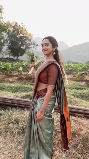 Saanve Megghana Instagram - Aaaama Devi Silks da!!! Andha tag naa pakale, ninge spot panningala? 😯🤭

It’s hilarious how people actually made fun of someone who forgot to take the tag off — calling it “Devi silk ah?” after watching Kudumbasthan! 😂😂