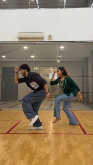 Saanve Megghana Instagram - Alexa, play Chikiri Chikiri from Peddi ani ani.. 40 times chesaam. 🧨

Choreography by @vishal_nads 🙌
Thanks for teaching @nihal_kodhaty ❤️

Location : You’re right, Squash Court.