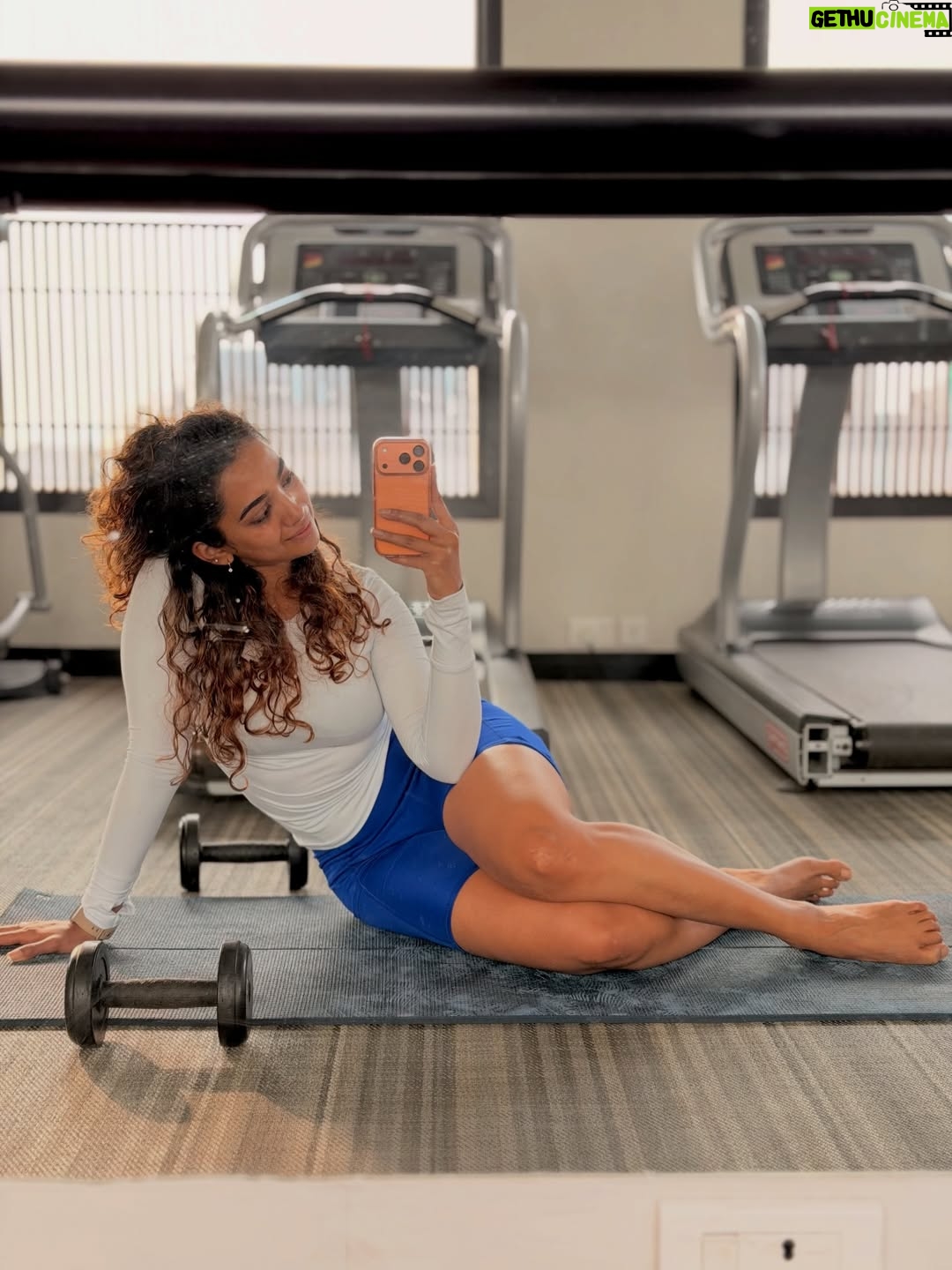 Saanve Megghana - 143.8K Likes - This morning I didn’t feel like working out 1% and then I told myself “Do what’s right, do it out of love for yourself”. ❤️
Also.. clicked few pictures 😁😋