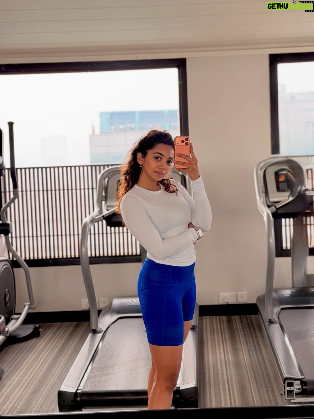 Saanve Megghana - 143.8K Likes - This morning I didn’t feel like working out 1% and then I told myself “Do what’s right, do it out of love for yourself”. ❤️
Also.. clicked few pictures 😁😋