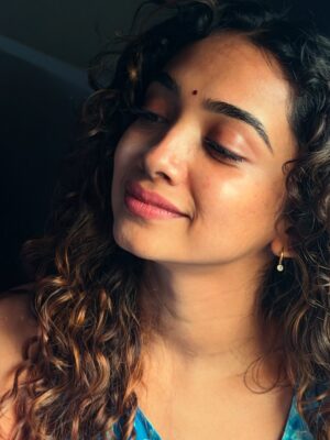 Saanve Megghana Instagram - Gallery lo petkoni em chestav? Veseyi Instagram lo.. 😁