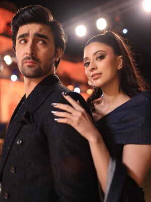 Sabeena Syed Instagram - red carpetting and all 🥰 ✨🤪🫰🏻

#24thLSA #luxstyleawards 

 • • • • • • 

💄 @mariumxhamid 
👗 @thealizehdiaries 
📸 team @filmssbyhassan