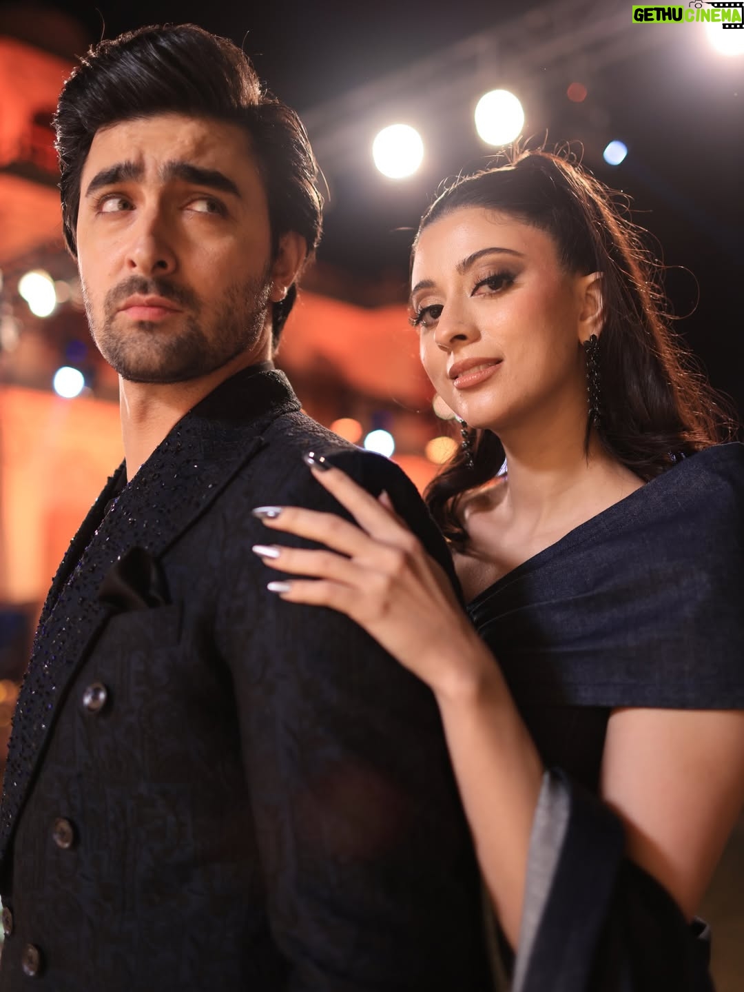 Sabeena Syed - 38.7K Likes - red carpetting and all 🥰 ✨🤪🫰🏻

#24thLSA #luxstyleawards 

 • • • • • • 

💄 @mariumxhamid 
👗 @thealizehdiaries 
📸 team @filmssbyhassan
