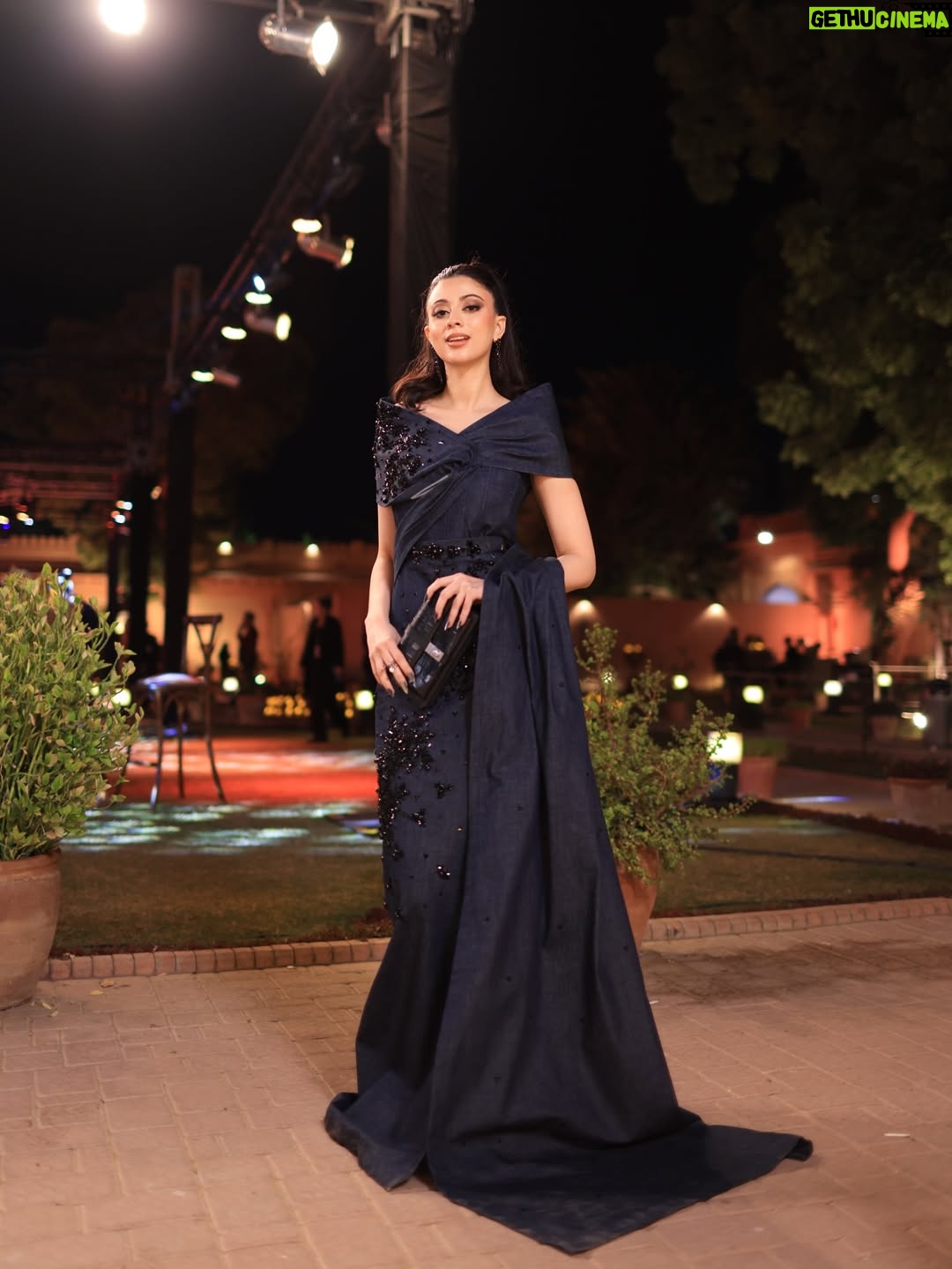 Sabeena Syed - 38.7K Likes - red carpetting and all 🥰 ✨🤪🫰🏻

#24thLSA #luxstyleawards 

 • • • • • • 

💄 @mariumxhamid 
👗 @thealizehdiaries 
📸 team @filmssbyhassan