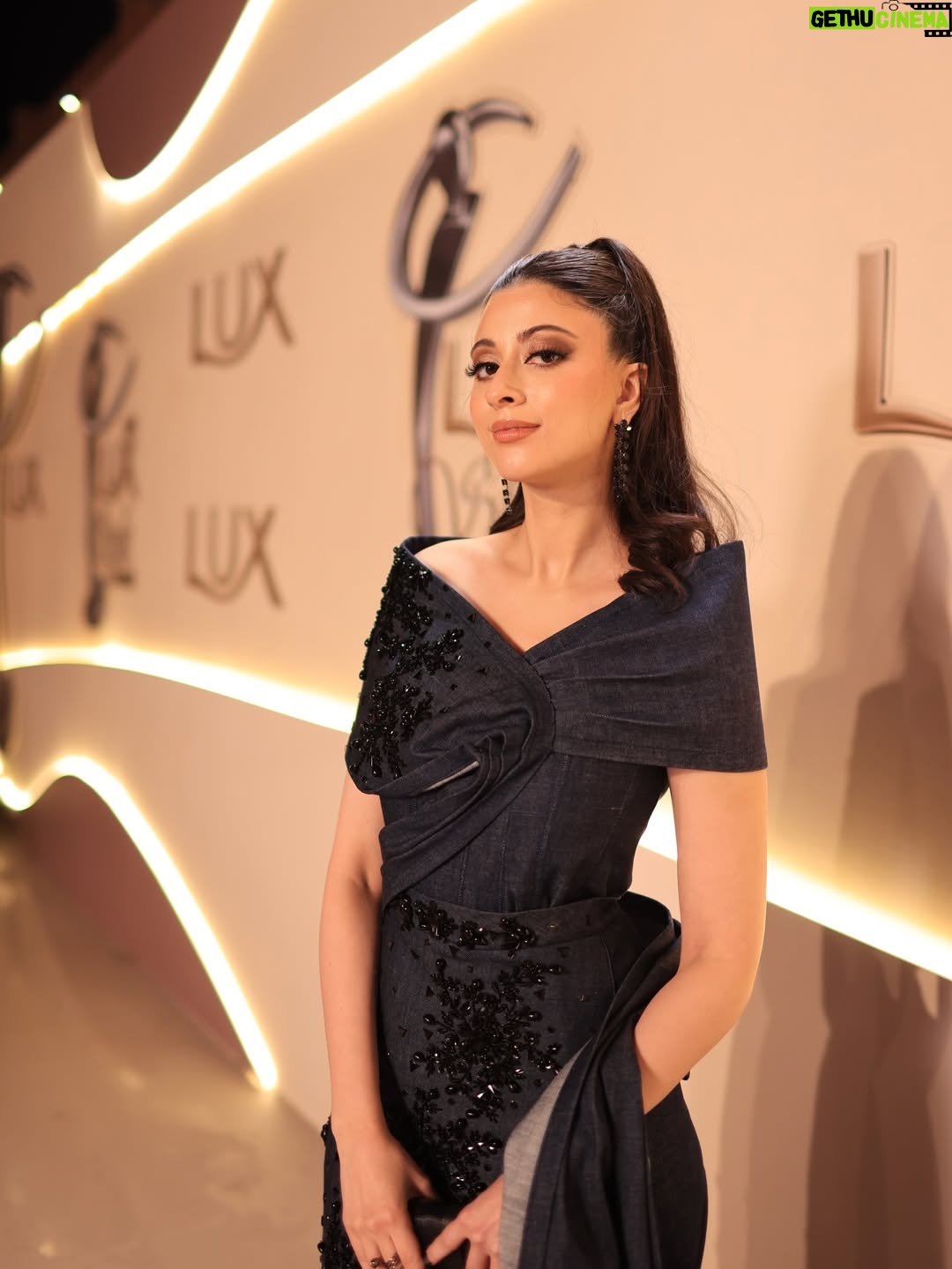 Sabeena Syed - 38.7K Likes - red carpetting and all 🥰 ✨🤪🫰🏻

#24thLSA #luxstyleawards 

 • • • • • • 

💄 @mariumxhamid 
👗 @thealizehdiaries 
📸 team @filmssbyhassan