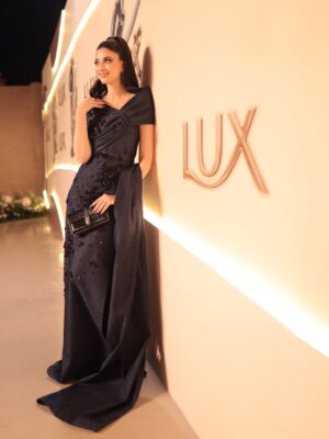 Sabeena Syed Instagram - red carpetting and all 🥰 ✨🤪🫰🏻

#24thLSA #luxstyleawards 

 • • • • • • 

💄 @mariumxhamid 
👗 @thealizehdiaries 
📸 team @filmssbyhassan