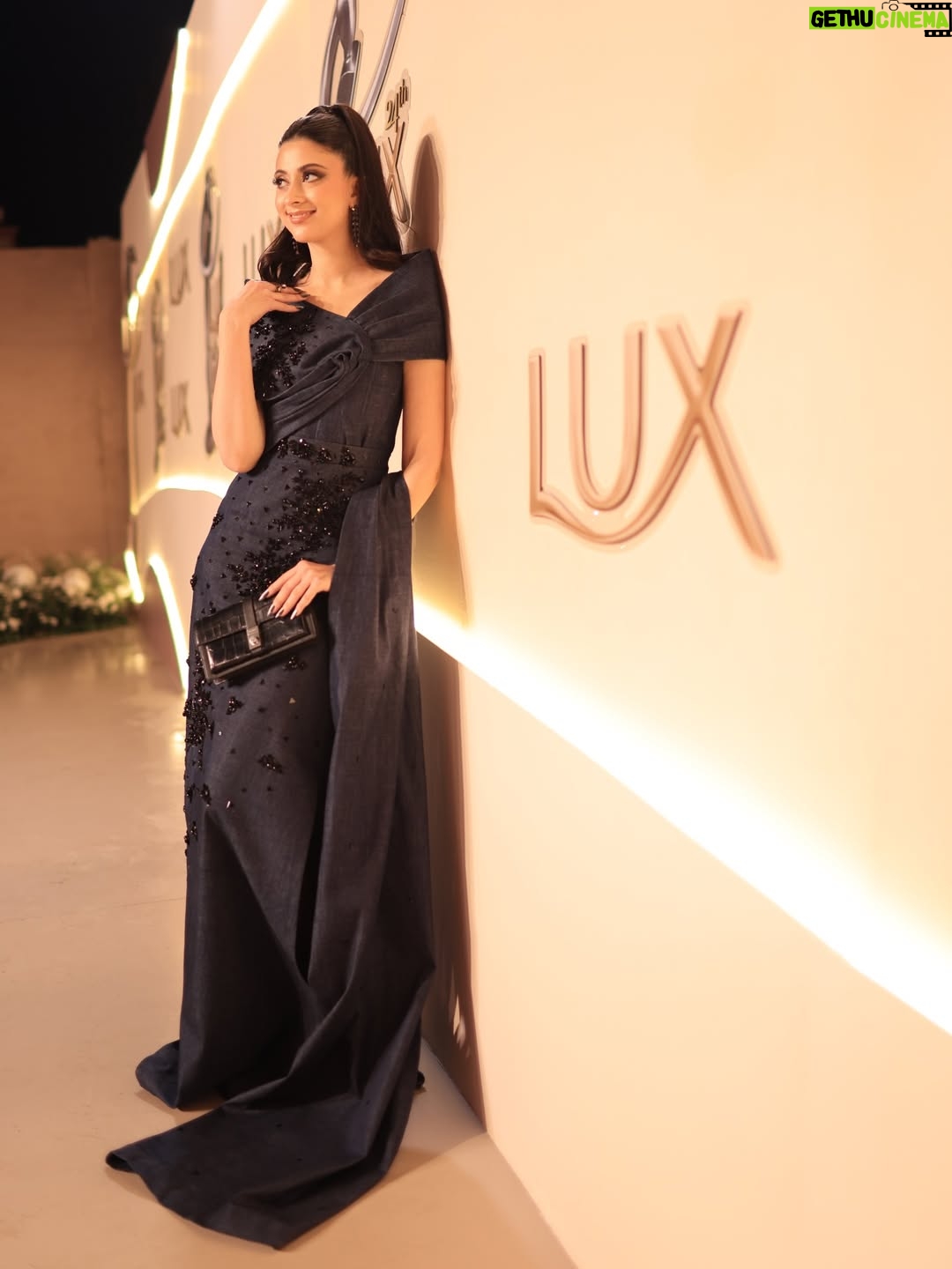 Sabeena Syed - 38.7K Likes - red carpetting and all 🥰 ✨🤪🫰🏻

#24thLSA #luxstyleawards 

 • • • • • • 

💄 @mariumxhamid 
👗 @thealizehdiaries 
📸 team @filmssbyhassan