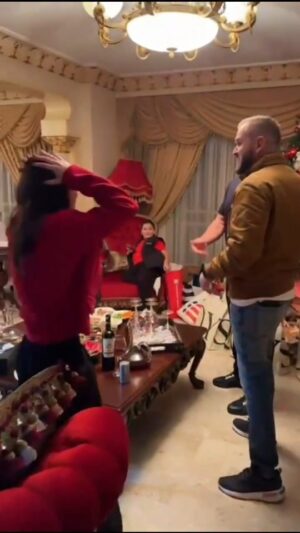 Sabine Nahas Instagram - هديتي بعيد الميلاد  إجا خيي من اميركا مفاجأة 😂🥰❤️