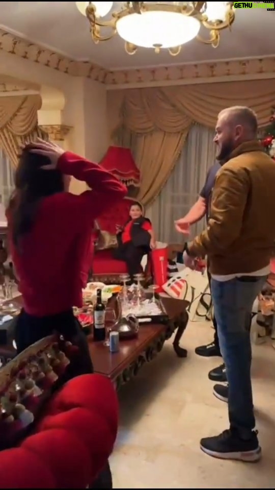 Sabine Nahas - 29.1K Likes - هديتي بعيد الميلاد  إجا خيي من اميركا مفاجأة 😂🥰❤️