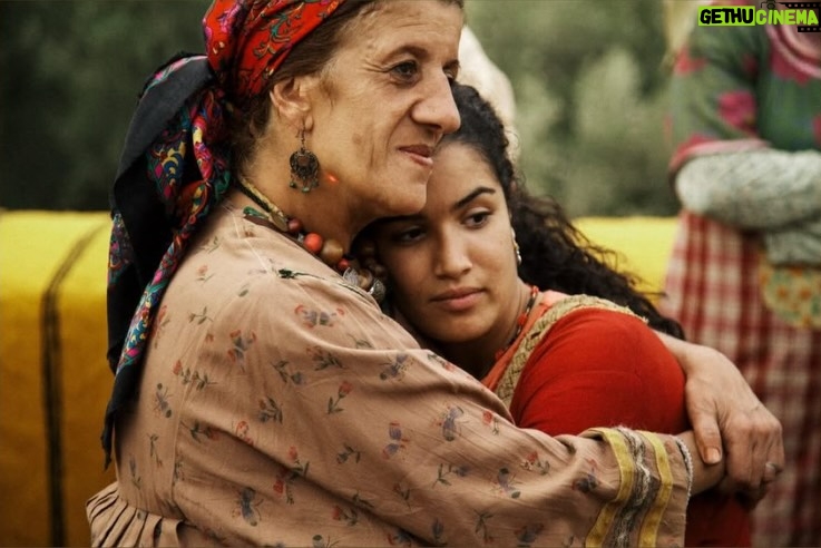 Sabrina Ouazani - 70.9K Likes - Ma Biyou 
Tes bras me manquent déjà et vont me manquer jusqu'à la fin de ma vie ...
Le monde perd un Cœur comme je n'en avais jamais vu  Tu fais partie de ces êtres rares qui marquent une vie à jamais. Ton cœur si grand, ta générosité, ton courage, ta puissance et ta force ont laissé une empreinte indélébile en moi. Grâce à toi, je suis devenue quelqu’un de meilleur. Je veux te promettre que ton héritage vivra à travers chaque sourire, chaque geste de bonté, chaque moment où je choisirai de rester libre et d’aimer la vie comme tu me l’as appris.
Cette liberté que tu portais en toi... Une liberté rare, pure, que je n’ai jamais vue ailleurs. Tu vivais en accord avec ton cœur, tu suivais ton propre chemin, et tu nous montrais par l’exemple qu’on pouvait choisir la vie qu’on aimerait avoir. Ta liberté était un souffle d’air frais qui inspirait chacun de nous à être soi même, sans compromis, sans frontières 
Merci pour tout ce que tu as été.
Merci pour tout ce que tu es encore au delà de ce que mes yeux peuvent voir
Je t aime 
Allah y Rahma