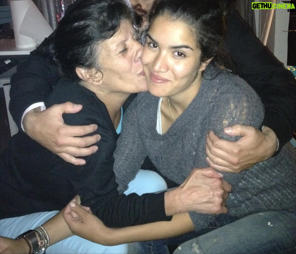 Sabrina Ouazani - 70.9K Likes - Ma Biyou 
Tes bras me manquent déjà et vont me manquer jusqu'à la fin de ma vie ...
Le monde perd un Cœur comme je n'en avais jamais vu  Tu fais partie de ces êtres rares qui marquent une vie à jamais. Ton cœur si grand, ta générosité, ton courage, ta puissance et ta force ont laissé une empreinte indélébile en moi. Grâce à toi, je suis devenue quelqu’un de meilleur. Je veux te promettre que ton héritage vivra à travers chaque sourire, chaque geste de bonté, chaque moment où je choisirai de rester libre et d’aimer la vie comme tu me l’as appris.
Cette liberté que tu portais en toi... Une liberté rare, pure, que je n’ai jamais vue ailleurs. Tu vivais en accord avec ton cœur, tu suivais ton propre chemin, et tu nous montrais par l’exemple qu’on pouvait choisir la vie qu’on aimerait avoir. Ta liberté était un souffle d’air frais qui inspirait chacun de nous à être soi même, sans compromis, sans frontières 
Merci pour tout ce que tu as été.
Merci pour tout ce que tu es encore au delà de ce que mes yeux peuvent voir
Je t aime 
Allah y Rahma
