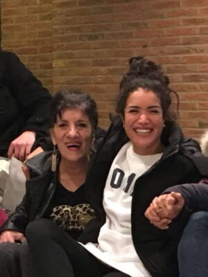 Sabrina Ouazani Instagram - Ma Biyou 
Tes bras me manquent déjà et vont me manquer jusqu'à la fin de ma vie ...
Le monde perd un Cœur comme je n'en avais jamais vu  Tu fais partie de ces êtres rares qui marquent une vie à jamais. Ton cœur si grand, ta générosité, ton courage, ta puissance et ta force ont laissé une empreinte indélébile en moi. Grâce à toi, je suis devenue quelqu’un de meilleur. Je veux te promettre que ton héritage vivra à travers chaque sourire, chaque geste de bonté, chaque moment où je choisirai de rester libre et d’aimer la vie comme tu me l’as appris.
Cette liberté que tu portais en toi... Une liberté rare, pure, que je n’ai jamais vue ailleurs. Tu vivais en accord avec ton cœur, tu suivais ton propre chemin, et tu nous montrais par l’exemple qu’on pouvait choisir la vie qu’on aimerait avoir. Ta liberté était un souffle d’air frais qui inspirait chacun de nous à être soi même, sans compromis, sans frontières 
Merci pour tout ce que tu as été.
Merci pour tout ce que tu es encore au delà de ce que mes yeux peuvent voir
Je t aime 
Allah y Rahma