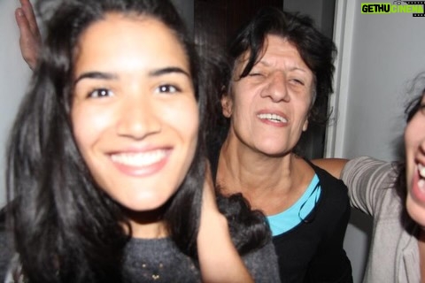 Sabrina Ouazani - 70.9K Likes - Ma Biyou 
Tes bras me manquent déjà et vont me manquer jusqu'à la fin de ma vie ...
Le monde perd un Cœur comme je n'en avais jamais vu  Tu fais partie de ces êtres rares qui marquent une vie à jamais. Ton cœur si grand, ta générosité, ton courage, ta puissance et ta force ont laissé une empreinte indélébile en moi. Grâce à toi, je suis devenue quelqu’un de meilleur. Je veux te promettre que ton héritage vivra à travers chaque sourire, chaque geste de bonté, chaque moment où je choisirai de rester libre et d’aimer la vie comme tu me l’as appris.
Cette liberté que tu portais en toi... Une liberté rare, pure, que je n’ai jamais vue ailleurs. Tu vivais en accord avec ton cœur, tu suivais ton propre chemin, et tu nous montrais par l’exemple qu’on pouvait choisir la vie qu’on aimerait avoir. Ta liberté était un souffle d’air frais qui inspirait chacun de nous à être soi même, sans compromis, sans frontières 
Merci pour tout ce que tu as été.
Merci pour tout ce que tu es encore au delà de ce que mes yeux peuvent voir
Je t aime 
Allah y Rahma
