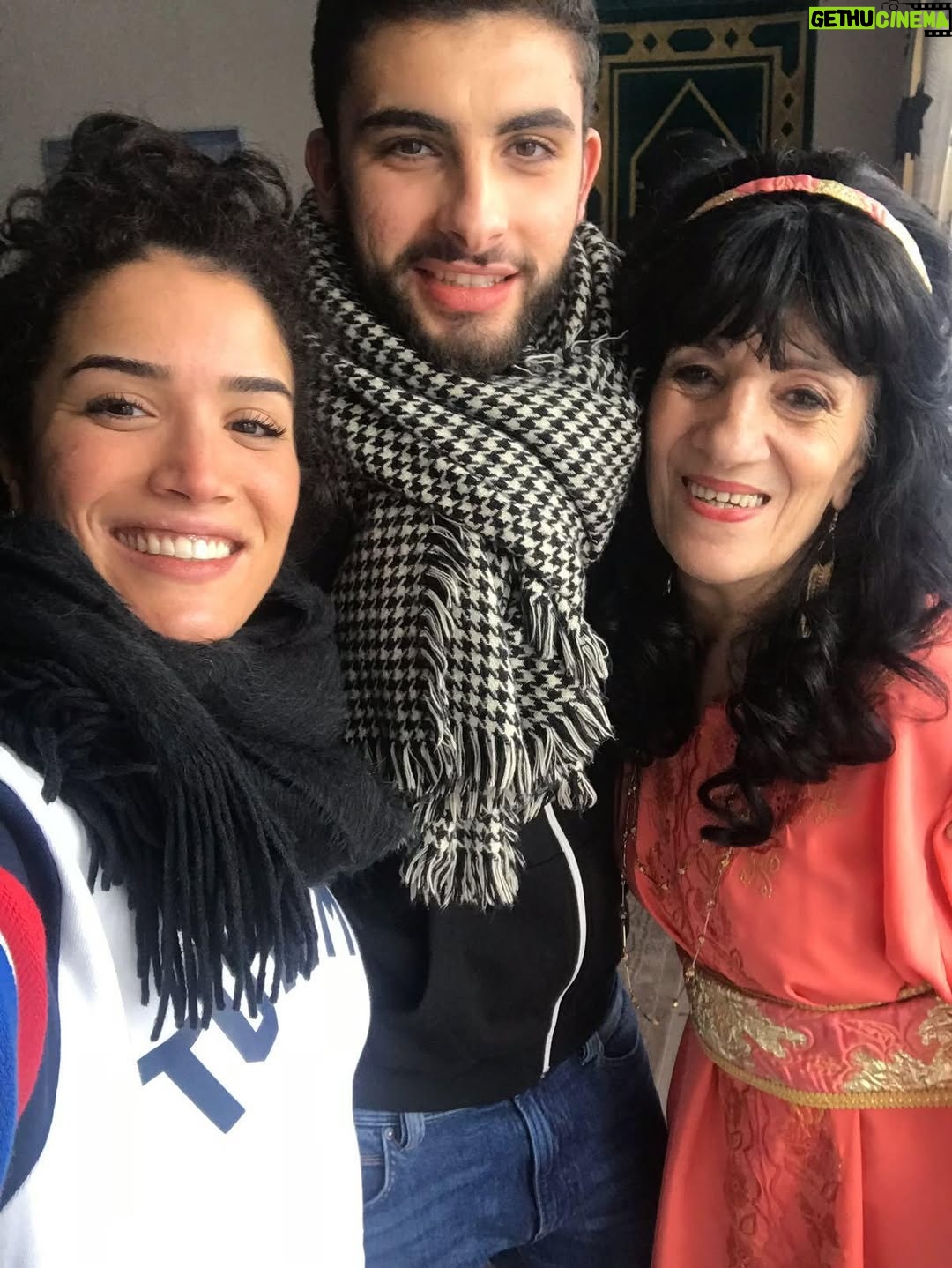 Sabrina Ouazani - 70.9K Likes - Ma Biyou 
Tes bras me manquent déjà et vont me manquer jusqu'à la fin de ma vie ...
Le monde perd un Cœur comme je n'en avais jamais vu  Tu fais partie de ces êtres rares qui marquent une vie à jamais. Ton cœur si grand, ta générosité, ton courage, ta puissance et ta force ont laissé une empreinte indélébile en moi. Grâce à toi, je suis devenue quelqu’un de meilleur. Je veux te promettre que ton héritage vivra à travers chaque sourire, chaque geste de bonté, chaque moment où je choisirai de rester libre et d’aimer la vie comme tu me l’as appris.
Cette liberté que tu portais en toi... Une liberté rare, pure, que je n’ai jamais vue ailleurs. Tu vivais en accord avec ton cœur, tu suivais ton propre chemin, et tu nous montrais par l’exemple qu’on pouvait choisir la vie qu’on aimerait avoir. Ta liberté était un souffle d’air frais qui inspirait chacun de nous à être soi même, sans compromis, sans frontières 
Merci pour tout ce que tu as été.
Merci pour tout ce que tu es encore au delà de ce que mes yeux peuvent voir
Je t aime 
Allah y Rahma