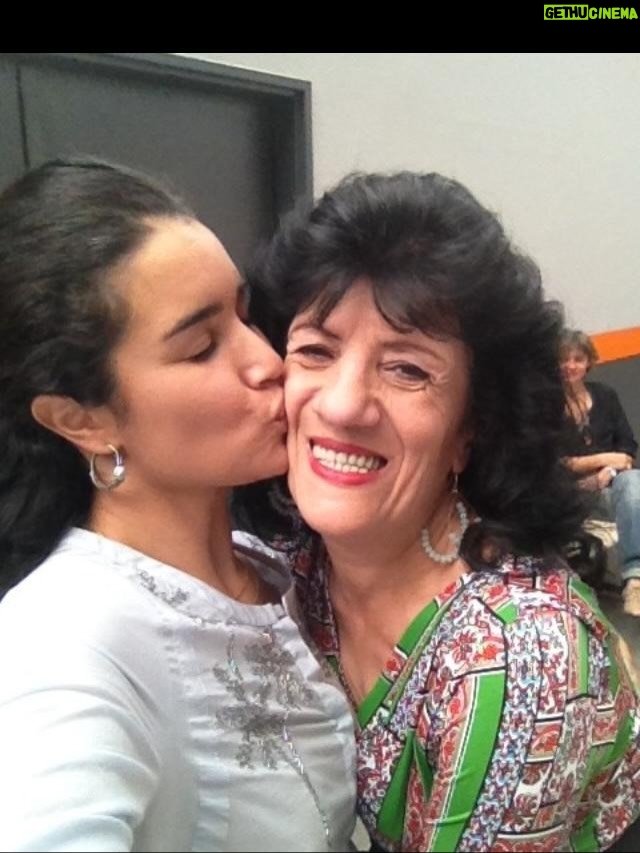 Sabrina Ouazani - 70.9K Likes - Ma Biyou 
Tes bras me manquent déjà et vont me manquer jusqu'à la fin de ma vie ...
Le monde perd un Cœur comme je n'en avais jamais vu  Tu fais partie de ces êtres rares qui marquent une vie à jamais. Ton cœur si grand, ta générosité, ton courage, ta puissance et ta force ont laissé une empreinte indélébile en moi. Grâce à toi, je suis devenue quelqu’un de meilleur. Je veux te promettre que ton héritage vivra à travers chaque sourire, chaque geste de bonté, chaque moment où je choisirai de rester libre et d’aimer la vie comme tu me l’as appris.
Cette liberté que tu portais en toi... Une liberté rare, pure, que je n’ai jamais vue ailleurs. Tu vivais en accord avec ton cœur, tu suivais ton propre chemin, et tu nous montrais par l’exemple qu’on pouvait choisir la vie qu’on aimerait avoir. Ta liberté était un souffle d’air frais qui inspirait chacun de nous à être soi même, sans compromis, sans frontières 
Merci pour tout ce que tu as été.
Merci pour tout ce que tu es encore au delà de ce que mes yeux peuvent voir
Je t aime 
Allah y Rahma