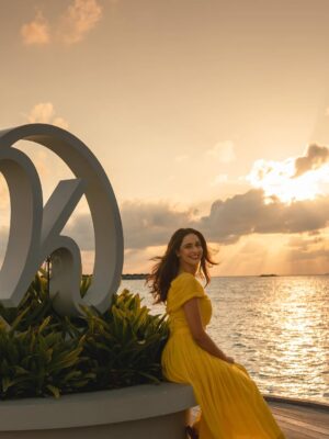 Sadia Khateeb Instagram - Story of the most beautiful sunset 🌛beautifully captured by @kandimasnap 🍂 in the most beautiful island @kandima_maldives with
@pickyourtrail 🍂🥀 . Totally enchanted by the beauty 🌸🌞
#enchanted #sooperhitholidays #kandima_maldives #wonderfulworld