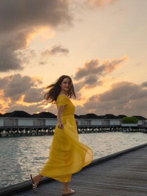 Sadia Khateeb Instagram - Story of the most beautiful sunset 🌛beautifully captured by @kandimasnap 🍂 in the most beautiful island @kandima_maldives with
@pickyourtrail 🍂🥀 . Totally enchanted by the beauty 🌸🌞
#enchanted #sooperhitholidays #kandima_maldives #wonderfulworld