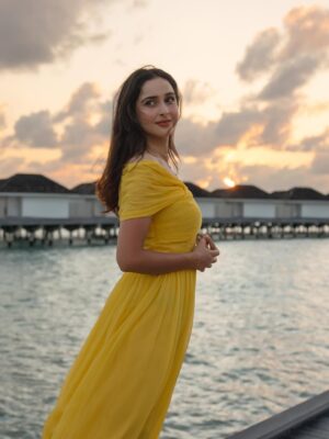 Sadia Khateeb Instagram - Story of the most beautiful sunset 🌛beautifully captured by @kandimasnap 🍂 in the most beautiful island @kandima_maldives with
@pickyourtrail 🍂🥀 . Totally enchanted by the beauty 🌸🌞
#enchanted #sooperhitholidays #kandima_maldives #wonderfulworld