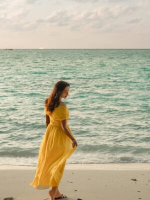 Sadia Khateeb Instagram - Story of the most beautiful sunset 🌛beautifully captured by @kandimasnap 🍂 in the most beautiful island @kandima_maldives with
@pickyourtrail 🍂🥀 . Totally enchanted by the beauty 🌸🌞
#enchanted #sooperhitholidays #kandima_maldives #wonderfulworld