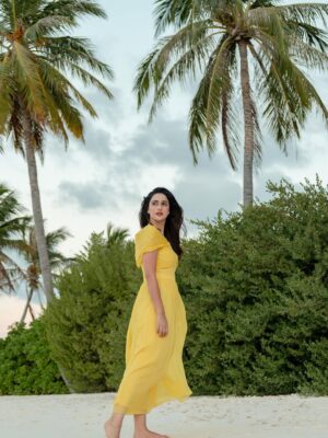 Sadia Khateeb Instagram - Story of the most beautiful sunset 🌛beautifully captured by @kandimasnap 🍂 in the most beautiful island @kandima_maldives with
@pickyourtrail 🍂🥀 . Totally enchanted by the beauty 🌸🌞
#enchanted #sooperhitholidays #kandima_maldives #wonderfulworld