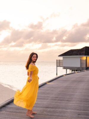 Sadia Khateeb Instagram - Story of the most beautiful sunset 🌛beautifully captured by @kandimasnap 🍂 in the most beautiful island @kandima_maldives with
@pickyourtrail 🍂🥀 . Totally enchanted by the beauty 🌸🌞
#enchanted #sooperhitholidays #kandima_maldives #wonderfulworld