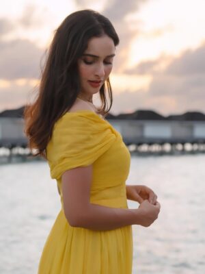 Sadia Khateeb Instagram - Story of the most beautiful sunset 🌛beautifully captured by @kandimasnap 🍂 in the most beautiful island @kandima_maldives with
@pickyourtrail 🍂🥀 . Totally enchanted by the beauty 🌸🌞
#enchanted #sooperhitholidays #kandima_maldives #wonderfulworld