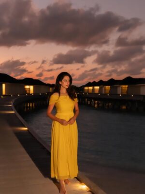Sadia Khateeb Instagram - Story of the most beautiful sunset 🌛beautifully captured by @kandimasnap 🍂 in the most beautiful island @kandima_maldives with
@pickyourtrail 🍂🥀 . Totally enchanted by the beauty 🌸🌞
#enchanted #sooperhitholidays #kandima_maldives #wonderfulworld