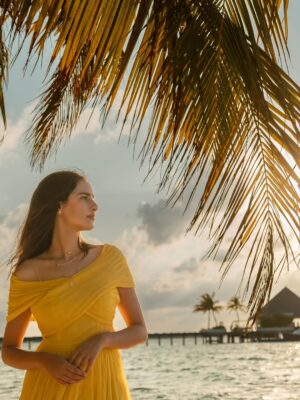 Sadia Khateeb Instagram - Story of the most beautiful sunset 🌛beautifully captured by @kandimasnap 🍂 in the most beautiful island @kandima_maldives with
@pickyourtrail 🍂🥀 . Totally enchanted by the beauty 🌸🌞
#enchanted #sooperhitholidays #kandima_maldives #wonderfulworld