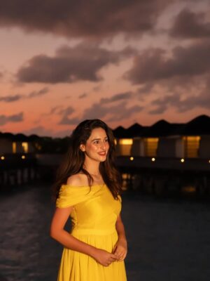 Sadia Khateeb Instagram - Story of the most beautiful sunset 🌛beautifully captured by @kandimasnap 🍂 in the most beautiful island @kandima_maldives with
@pickyourtrail 🍂🥀 . Totally enchanted by the beauty 🌸🌞
#enchanted #sooperhitholidays #kandima_maldives #wonderfulworld