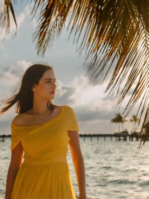 Sadia Khateeb Instagram - Story of the most beautiful sunset 🌛beautifully captured by @kandimasnap 🍂 in the most beautiful island @kandima_maldives with
@pickyourtrail 🍂🥀 . Totally enchanted by the beauty 🌸🌞
#enchanted #sooperhitholidays #kandima_maldives #wonderfulworld