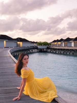 Sadia Khateeb Instagram - Story of the most beautiful sunset 🌛beautifully captured by @kandimasnap 🍂 in the most beautiful island @kandima_maldives with
@pickyourtrail 🍂🥀 . Totally enchanted by the beauty 🌸🌞
#enchanted #sooperhitholidays #kandima_maldives #wonderfulworld