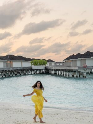 Sadia Khateeb Instagram - Story of the most beautiful sunset 🌛beautifully captured by @kandimasnap 🍂 in the most beautiful island @kandima_maldives with
@pickyourtrail 🍂🥀 . Totally enchanted by the beauty 🌸🌞
#enchanted #sooperhitholidays #kandima_maldives #wonderfulworld