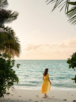 Sadia Khateeb Instagram - Story of the most beautiful sunset 🌛beautifully captured by @kandimasnap 🍂 in the most beautiful island @kandima_maldives with
@pickyourtrail 🍂🥀 . Totally enchanted by the beauty 🌸🌞
#enchanted #sooperhitholidays #kandima_maldives #wonderfulworld