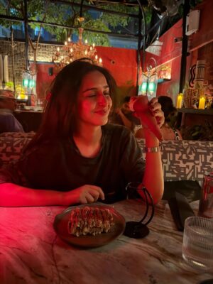 Sadia Khateeb Instagram - Just a girl who loves her food 🤤