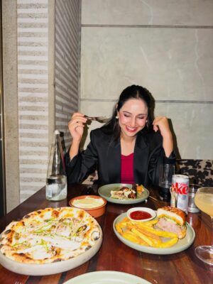 Sadia Khateeb Instagram - Just a girl who loves her food 🤤