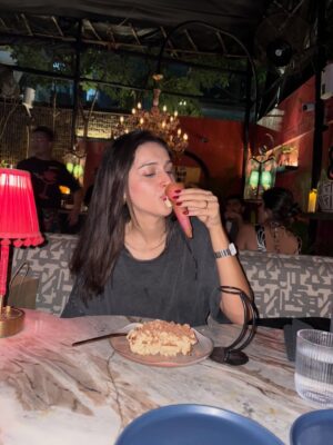 Sadia Khateeb Instagram - Just a girl who loves her food 🤤
