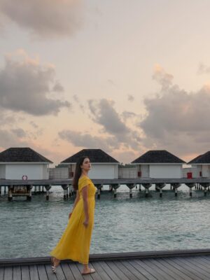 Sadia Khateeb Instagram - Story of the most beautiful sunset 🌛beautifully captured by @kandimasnap 🍂 in the most beautiful island @kandima_maldives with
@pickyourtrail 🍂🥀 . Totally enchanted by the beauty 🌸🌞
#enchanted #sooperhitholidays #kandima_maldives #wonderfulworld
