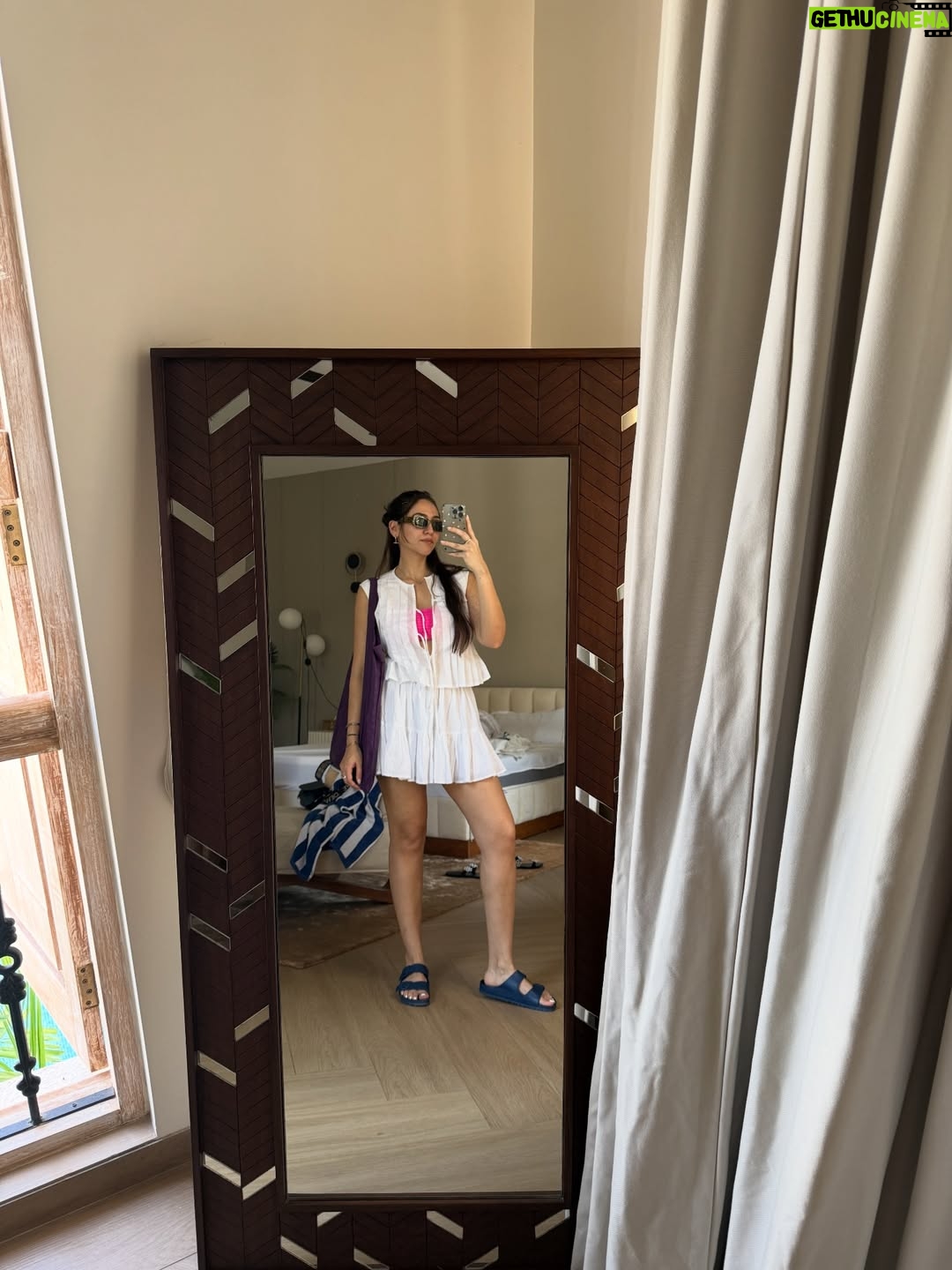 Sahiba Bali - 155K Likes - im Goan to take the trip outta the group chat ✌🏼🏖️

@airbnb