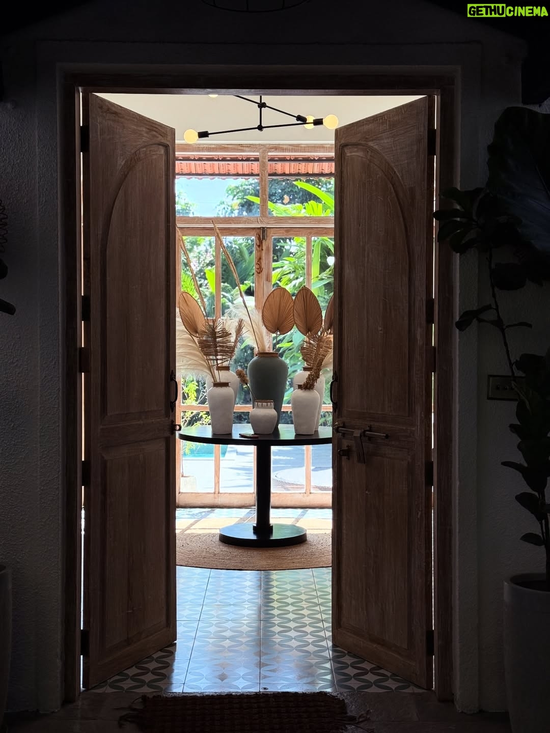 Sahiba Bali - 155K Likes - im Goan to take the trip outta the group chat ✌🏼🏖️

@airbnb