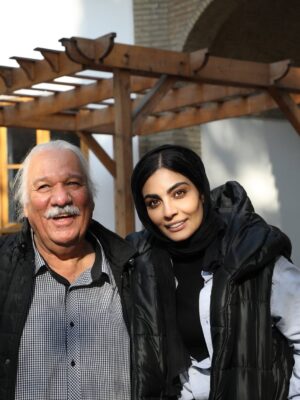 Sahra Asadollahi Instagram - من با افتخار زیاد این عکس ها رو از بازیگران فیلمم گذاشتم
ارزوی بچگی ام بود هرکدوم از شما رو از نزدیک ببینم و حالا افتخار داشتم تو فیلمم بازی کنید
بسی مفتخرم و خوشحالم و ذوق زده ام
فیلم “به نوبت”
عکس ها از نگین نصرتی
@neginnosratiii