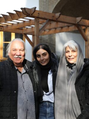 Sahra Asadollahi Instagram - من با افتخار زیاد این عکس ها رو از بازیگران فیلمم گذاشتم
ارزوی بچگی ام بود هرکدوم از شما رو از نزدیک ببینم و حالا افتخار داشتم تو فیلمم بازی کنید
بسی مفتخرم و خوشحالم و ذوق زده ام
فیلم “به نوبت”
عکس ها از نگین نصرتی
@neginnosratiii
