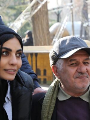 Sahra Asadollahi Instagram - من با افتخار زیاد این عکس ها رو از بازیگران فیلمم گذاشتم
ارزوی بچگی ام بود هرکدوم از شما رو از نزدیک ببینم و حالا افتخار داشتم تو فیلمم بازی کنید
بسی مفتخرم و خوشحالم و ذوق زده ام
فیلم “به نوبت”
عکس ها از نگین نصرتی
@neginnosratiii