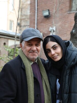 Sahra Asadollahi Instagram - من با افتخار زیاد این عکس ها رو از بازیگران فیلمم گذاشتم
ارزوی بچگی ام بود هرکدوم از شما رو از نزدیک ببینم و حالا افتخار داشتم تو فیلمم بازی کنید
بسی مفتخرم و خوشحالم و ذوق زده ام
فیلم “به نوبت”
عکس ها از نگین نصرتی
@neginnosratiii