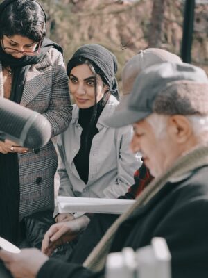 Sahra Asadollahi Instagram - من با افتخار زیاد این عکس ها رو از بازیگران فیلمم گذاشتم
ارزوی بچگی ام بود هرکدوم از شما رو از نزدیک ببینم و حالا افتخار داشتم تو فیلمم بازی کنید
بسی مفتخرم و خوشحالم و ذوق زده ام
فیلم “به نوبت”
عکس ها از نگین نصرتی
@neginnosratiii