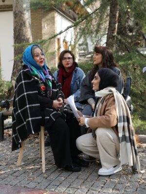 Sahra Asadollahi Instagram - من با افتخار زیاد این عکس ها رو از بازیگران فیلمم گذاشتم
ارزوی بچگی ام بود هرکدوم از شما رو از نزدیک ببینم و حالا افتخار داشتم تو فیلمم بازی کنید
بسی مفتخرم و خوشحالم و ذوق زده ام
فیلم “به نوبت”
عکس ها از نگین نصرتی
@neginnosratiii