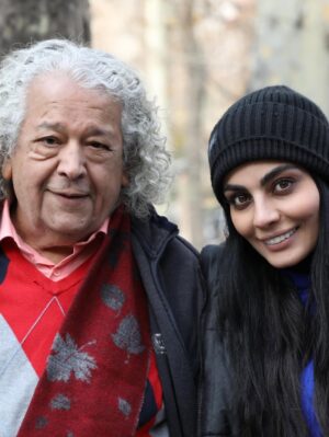 Sahra Asadollahi Instagram - من با افتخار زیاد این عکس ها رو از بازیگران فیلمم گذاشتم
ارزوی بچگی ام بود هرکدوم از شما رو از نزدیک ببینم و حالا افتخار داشتم تو فیلمم بازی کنید
بسی مفتخرم و خوشحالم و ذوق زده ام
فیلم “به نوبت”
عکس ها از نگین نصرتی
@neginnosratiii