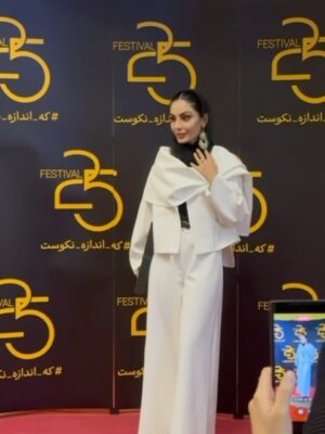 Sahra Asadollahi Instagram - فیلم "مرخ"جایزه ویژه ی هیئت داوران را گرفت.
خواستم با جایزه مون پز بدم.
تبریک به حسین فیروزه و تک تک عوامل فیلم مون❤️
Photo:
@raaha_hashemiy @farhad.1.9.8.3 @aziin.alipour
Style:
@dark_violet__ @stellarstore__