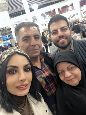 Sahra Asadollahi Instagram - .این قاب رو با دنیا عوض نمیکنم.زندگی یعنی همین .بقیه اش شوخیه
زود برگردین که بدون شما یه چیزی تو دلم خالی شده.از دیشب تنها ترین ادم روی زمین شدم.خونه بدون شما ویرونه است🥹🥹