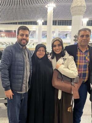 Sahra Asadollahi Instagram - .این قاب رو با دنیا عوض نمیکنم.زندگی یعنی همین .بقیه اش شوخیه
زود برگردین که بدون شما یه چیزی تو دلم خالی شده.از دیشب تنها ترین ادم روی زمین شدم.خونه بدون شما ویرونه است🥹🥹