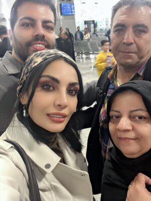 Sahra Asadollahi Instagram - .این قاب رو با دنیا عوض نمیکنم.زندگی یعنی همین .بقیه اش شوخیه
زود برگردین که بدون شما یه چیزی تو دلم خالی شده.از دیشب تنها ترین ادم روی زمین شدم.خونه بدون شما ویرونه است🥹🥹